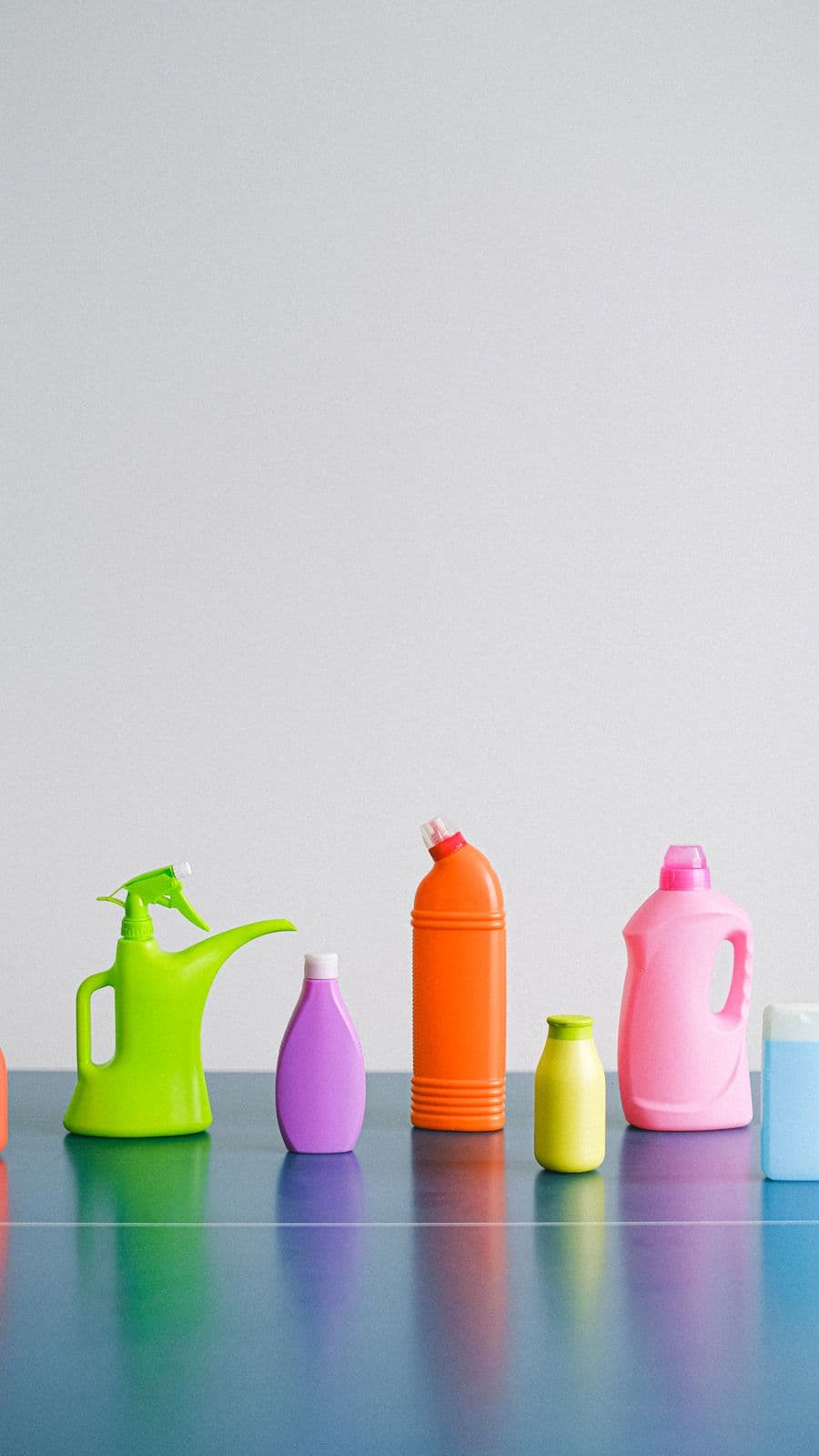 Frascos plásticos coloridos de produtos de uso doméstico