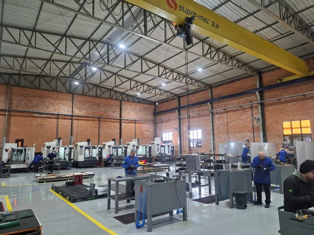 Fileira de prensas alinhadas no chão de fábrica